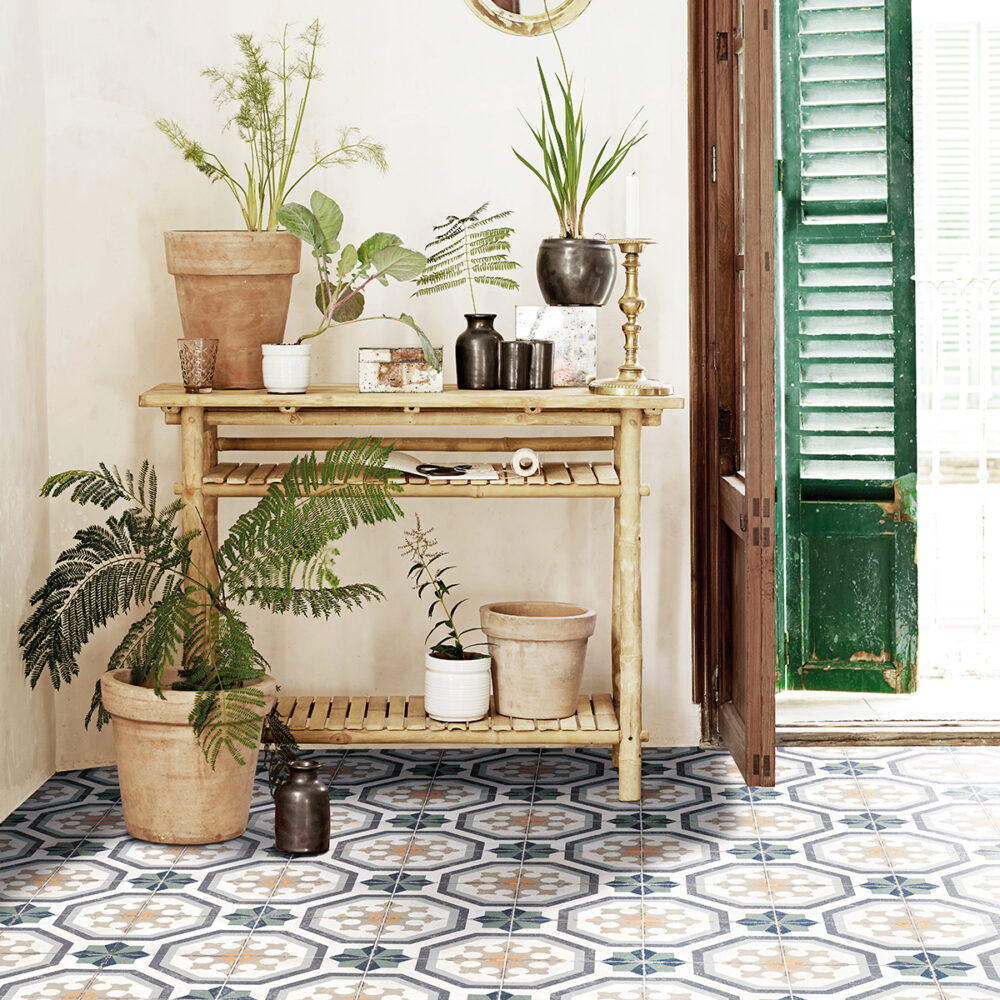 A room with plants and potted plants on the floor.